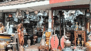 Potret Pasar Barang Antik di Jalan Surabaya Menteng