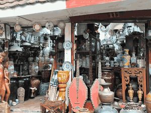 Potret Pasar Barang Antik di Jalan Surabaya Menteng