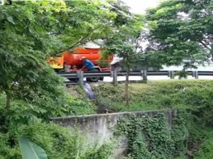 Truk Tangki Buang Tinja di Tol Gempas Pasuruan Diburu