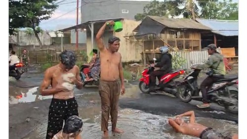 Viral video Kades Bonder di Kecamatan Praya Barat, Lombok Tengah, mandi lumpur di ruas jalan Desa Penujak-Selong Belanak. (Foto: Facebook @Dneq_Husen)