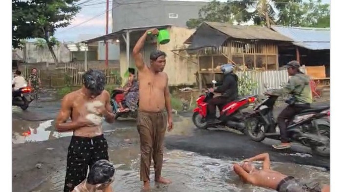 Viral, Kades di Lombok Mandi Lumpur gegara Jalan Rusak Tak Kunjung Diperbaiki