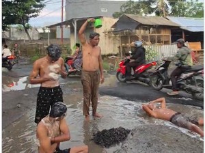 Aksi Mandi Lumpur Kades di Lombok yang Menarik Perhatian