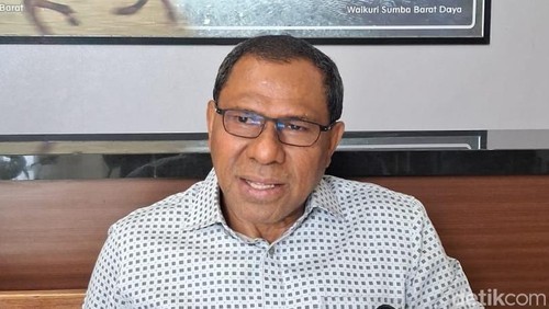 Wagub NTT, Johni Asadoma saat diwawancarai detikBali, Minggu (21/12/2025).