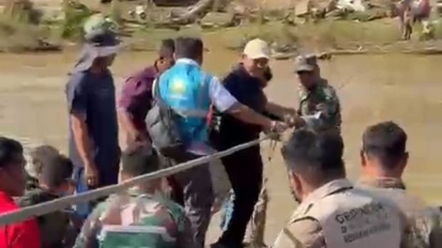 Rakit ditumpangi Wakil Gubernur Aceh Fadhlullah Dek Fadh terbalik