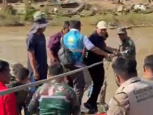 Momen Wagub Aceh Dek Fadh Jatuh ke Sungai saat Tinjau Lokasi Bencana