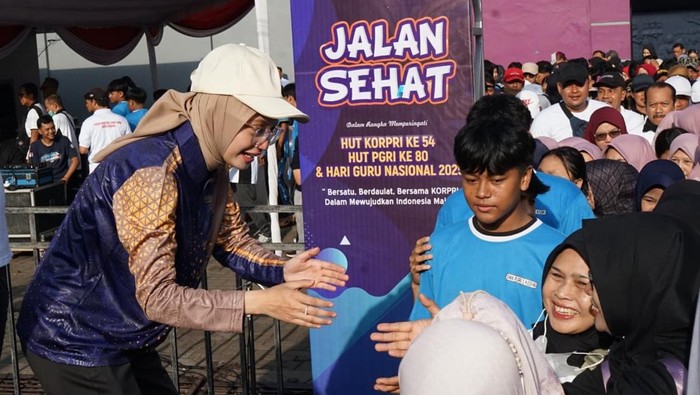 Jalan Sehat HUT KORPRI-PGRI, Walkot Kediri Ajak ASN Tetap Sehat dan Solid