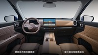 Di bagian dalam, Xingguang 560 melanjutkan bahasa desain yang terlihat pada model seri Xingguang lainnya, seperti Xingguang 730. Mobil ini memiliki kokpit melingkar dengan pengaturan layar ganda yang terdiri dari panel instrumen dan layar infotainment tengah 12,8 inci. Layar tengah ini didukung oleh sistem Ling OS dari Wuling, yang mendukung fitur integrasi smartphone populer seperti HiCar, CarLink, dan DLNA. Kabin juga menggunakan material lembut. Foto: Dok. Wuling
