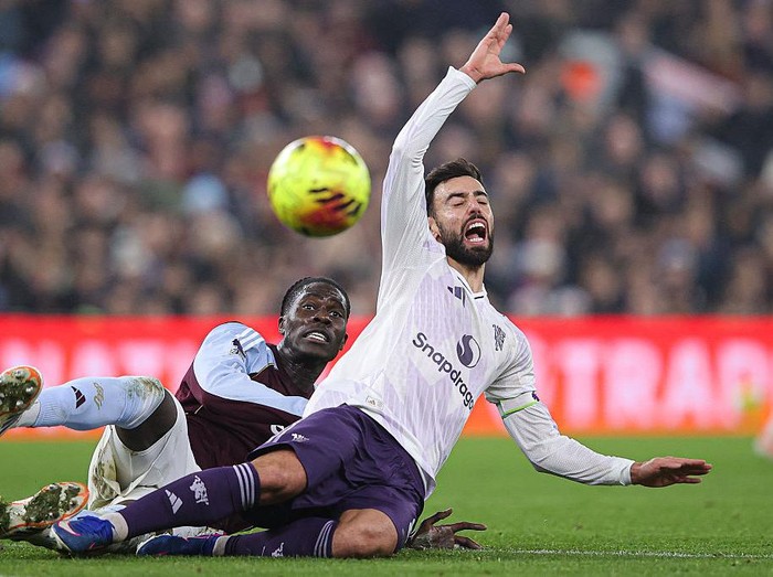 BIRMINGHAM, ENGLAND - DECEMBER 21: Bruno Fernandes of Manchester United is fouled by Amadou Onana of Aston Villa resulting in an injury during the Premier League match between Aston Villa and Manchester United at Villa Park on December 21, 2025 in Birmingham, England. (Photo by James Gill - Danehouse/Getty Images)