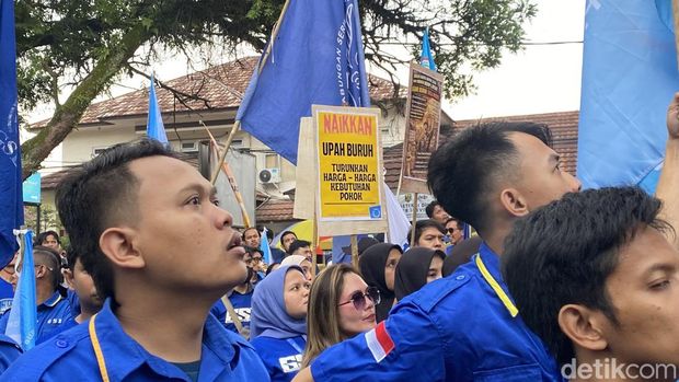 Aksi buruh demo di Dinas Sosial Kabupaten Sukabumi.