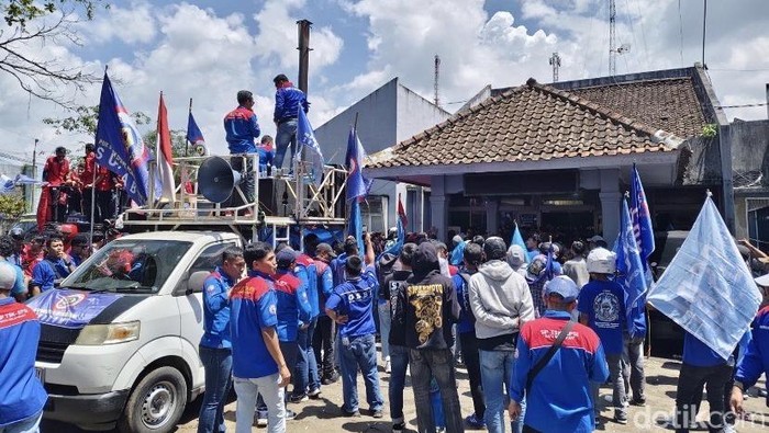 Buruh Kabupaten Sukabumi Demo Tuntut UMK 2026 Jadi Rp3,9 Juta