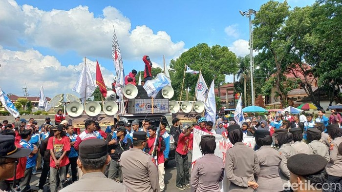 Buruh Demo di Kantor Bupati Cirebon, Tuntut UMK 2026 Naik Maksimal