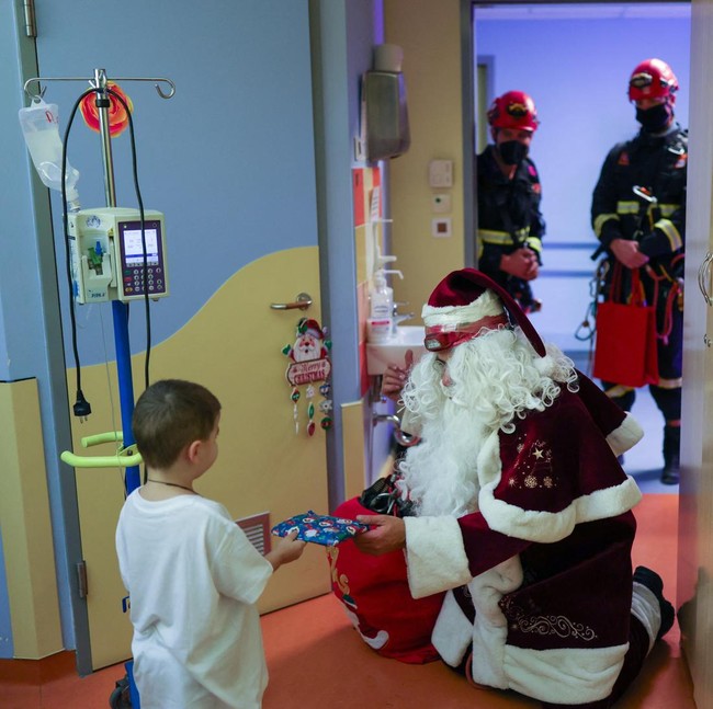 Aksi Damkar Berkostum Sinterklas Hibur Anak Pasien Kanker