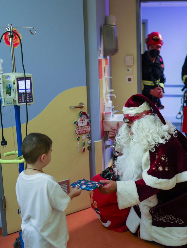 Aksi Damkar Berkostum Sinterklas Hibur Anak Pasien Kanker