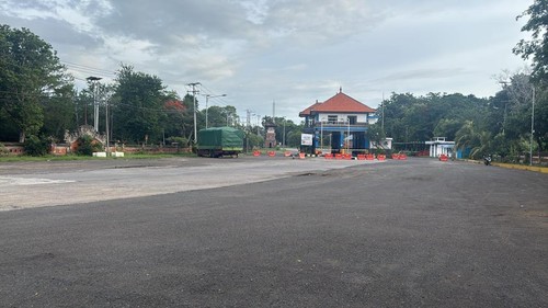 Aktifitas kendaraan di parkir Unit Pelaksana Penimbangan Kendaraan Bermotor (UPPKB) Cekik, Kelurahan Gilimanuk, Kabupaten Jembrana yang difungsikan sebagai rest area selama libur Nataru, Senin (22/12/2025). (UPPKB Cekik Gilimanuk)