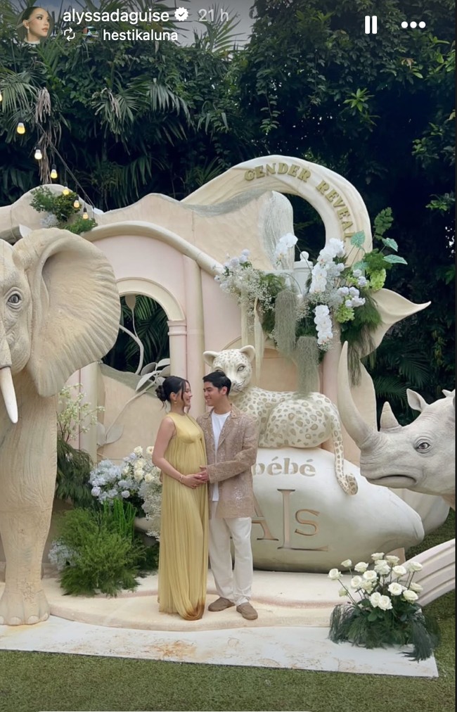 Gelar acara gender reveal untuk calon anak pertama, Al Ghazali dan Alyssa Daguise memilih tema safari. Berlokasi outdoor, acara yang digelar pada Minggu (21/12/25) tampak didominasi oleh warna coklat. Foto: Instagram/@alyssadaguise