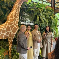 Acara tampak ramai dihadiri keluarga Al dan Alyssa, serta para sahabat mereka. Maia Estianty dan Irwan Mussry turut hadir. Keduanya kompak kenakan busana berwarna hijau muda yang sesuai dengan tema safari. Foto: Instagram/@alyssadaguise