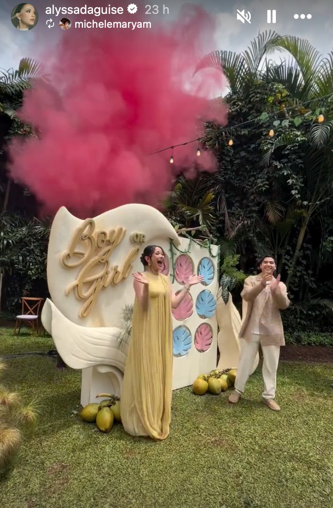 Dari acara yang digelar diketahui bahwa Al dan Alyssa tengah menanti kehadiran seorang putri. Hal itu terlihat dari asap pink yang ditembakkan, menandakan calon anak pertama Al dan Alyssa berjenis kelamin perempuan. Foto: Instagram/@alyssadaguise
