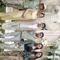 Para sahabat Al dan Alyssa juga turut hadir mengenakan busana dengan warna earth tone. Terlihat Thariq dan Aaliyah yang turut hadir dan berpose bersama. Foto: Instagram/@alyssadaguise