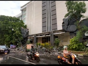 Hujan Disertai Angin Porak-porandakan Kantor Pemkab Lamongan