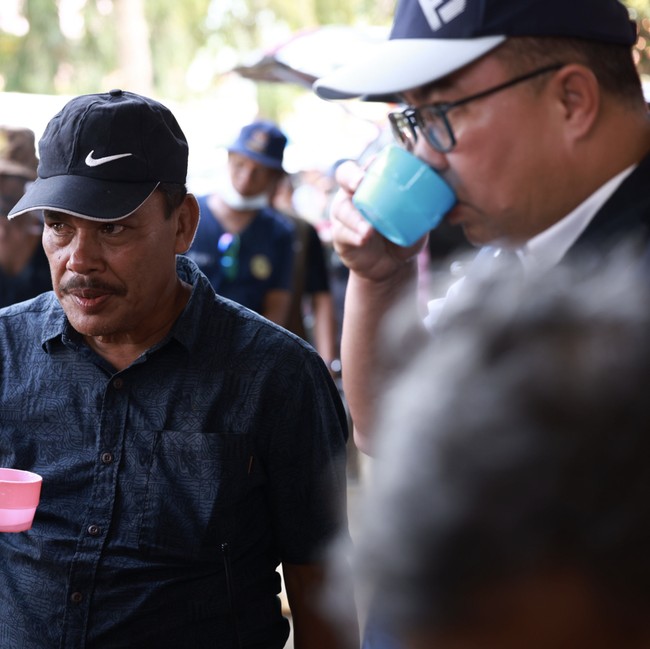 Potret Kepala BRIN Minum Air Banjir Aceh Tamiang dari Arsinum