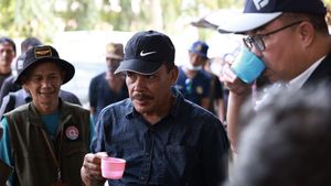 Potret Kepala BRIN Minum Air Banjir Aceh Tamiang dari Arsinum
