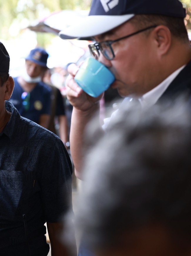 Potret Kepala BRIN Minum Air Banjir Aceh Tamiang dari Arsinum