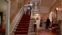 Di ruang tengah, terdapat tangga yang sangat khas. Bagian ini seringkali disorot pada adegan film. Tangga tersebut menghubungkan lantai 1 dengan lantai 2. Karpet merah terpasang menggelar dari anak tangga atas hingga bawah. Masih dengan konsep yang sama, wallpaper dinding juga terpasang memenuhi ruangan. Furnitur vintage seperti kursi dan lampu juga menghiasi ruangan. Foto: @chicago.r3altor via Instagram