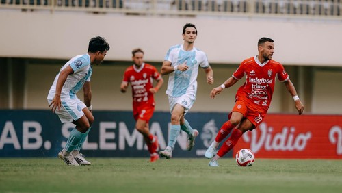 Bali United (jersey merah) mengalahkan PSBS Biak dengan skor 3-0 di Stadion Maguwoharjo, Kabupaten Sleman, Senin (22/12/2025). (Foto: Dok. Bali United)