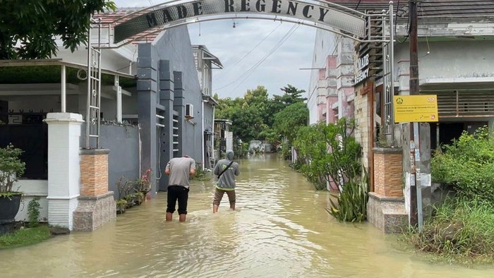 9 Jam Tak Kunjung Surut, Banjir Genangi Rumah Warga Made Lamongan