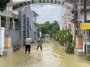 9 Jam Tak Kunjung Surut, Banjir Genangi Rumah Warga Made Lamongan