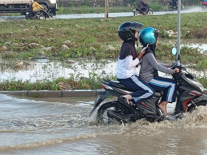 Sungai di Lamongan Meluap, Jalan Raya hingga PemukimanTerendam Banjir