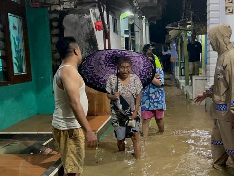 Sungai di Lamongan meluap mengakibatkan air membanjiri jalan raya dan pemukiman warga