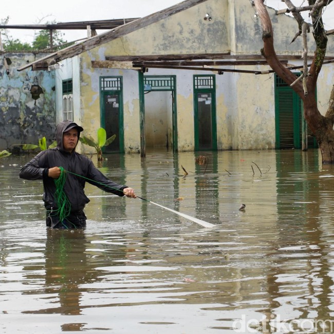 Banjir Tak Kunjung Usai, Warga Pasir Putih-Cipayung Terisolasi