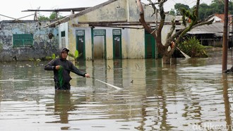 Banjir Tak Kunjung Usai, Warga Pasir Putih-Cipayung Terisolasi