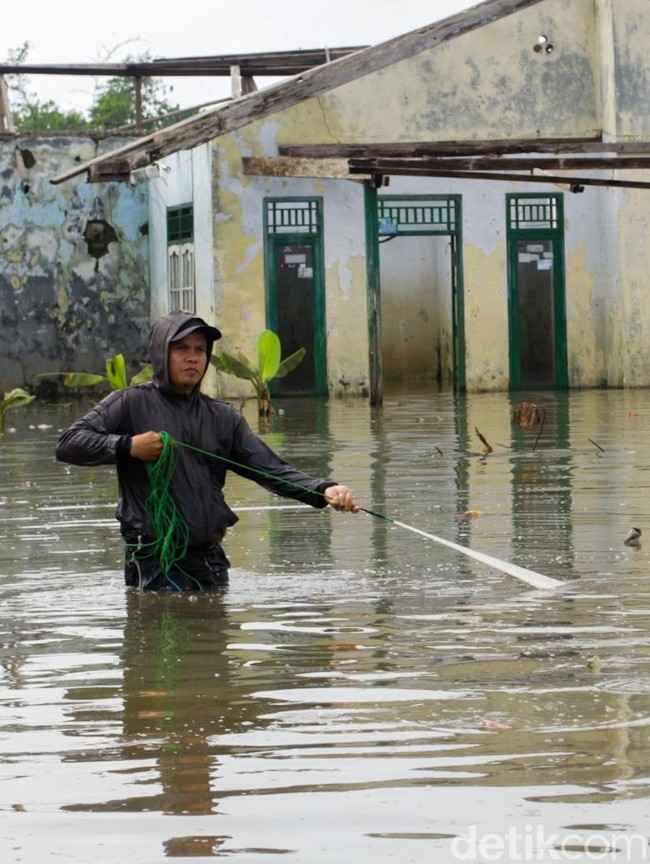 Banjir Tak Kunjung Usai, Warga Pasir Putih-Cipayung Terisolasi