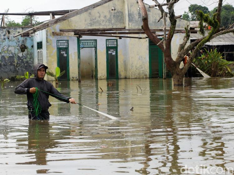 Banjir Tak Kunjung Usai, Warga Pasir Putih-Cipayung Terisolasi