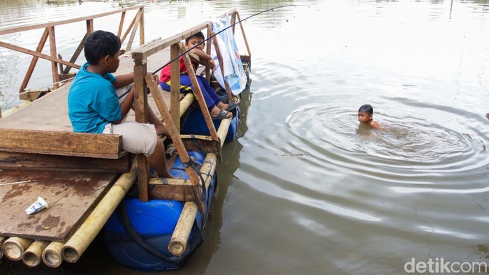 Banjir yang melanda kawasan Pasir Putih–Cipayung, Kota Depok, Jawa Barat, tak kunjung tertangani dan telah berlangsung selama bertahun-tahun. Genangan air yang terus bertahan membuat akses transportasi darat warga terputus, sehingga aktivitas sehari-hari harus ditempuh dengan jalur memutar atau menggunakan sarana darurat.