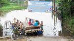 Banjir Tak Kunjung Usai, Warga Pasir Putih-Cipayung Terisolasi