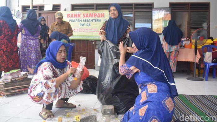 Sampah Jadi Sumber Bahagia dan Penghasilan Ibu-ibu di Prapen Surabaya
