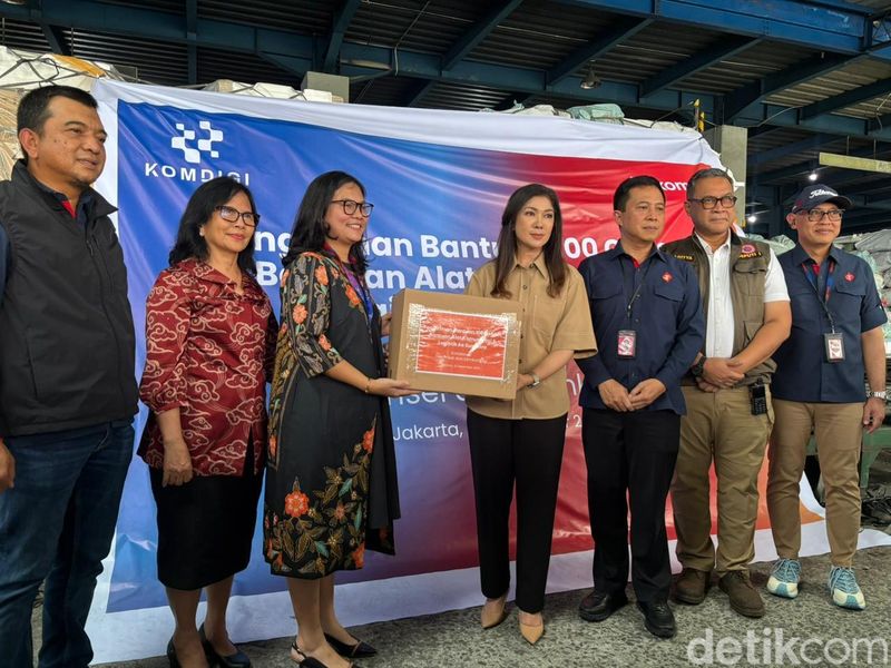 Bantuan alat telekomunikasi yang dilakukan Kementerian Komunikasi dan Digtal (Komdigi) dan Telkomsel kepada korban di Provinsi Aceh.