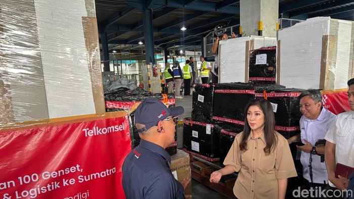 Bantuan Telekomunikasi bagi korban banjir bandang di Aceh.