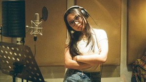 Ekspresi santai Bernadya di balik headphone, siap mengeksplor warna musik yang berbeda. Foto: Instagram Bernadya