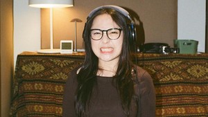 Dari pose iseng sampai serius, Bernadya terlihat nyaman dengan versi barunya. Foto: Instagram Bernadya