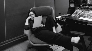 Momen Bernadya membaca lirik, bukti proses kreatif yang semakin matang. Foto: Instagram Bernadya