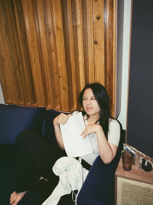 Bernadya di studio rekaman.