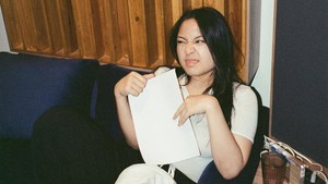 Di sela proses rekaman, Bernadya tampak menikmati perubahan yang sedang ia siapkan. Foto: Instagram Bernadya