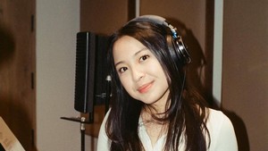 Senyum kecil Bernadya seolah mengisyaratkan musik yang lebih jujur dan personal. Foto: Instagram Bernadya
