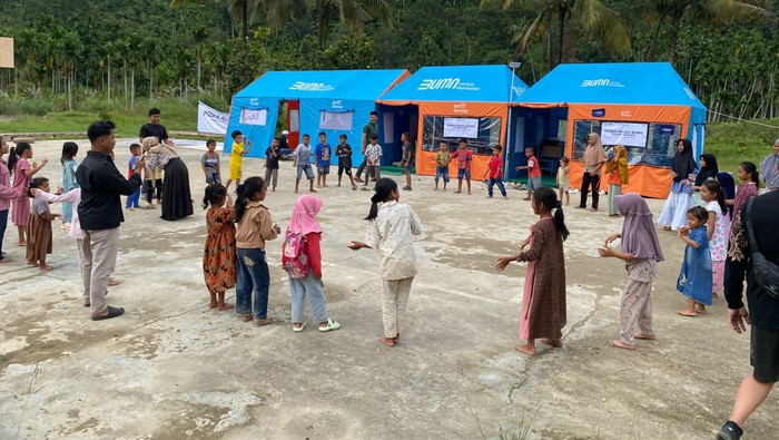 BNI Salurkan Seragam Sekolah-Sarana Trauma Healing bagi Anak-anak di Aceh