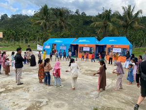 BNI Salurkan Seragam Sekolah-Sarana Trauma Healing bagi Anak-anak di Aceh