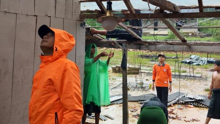 Puting Beliung Rusak 5 Rumah dan 1 Ponpes di Sumenep